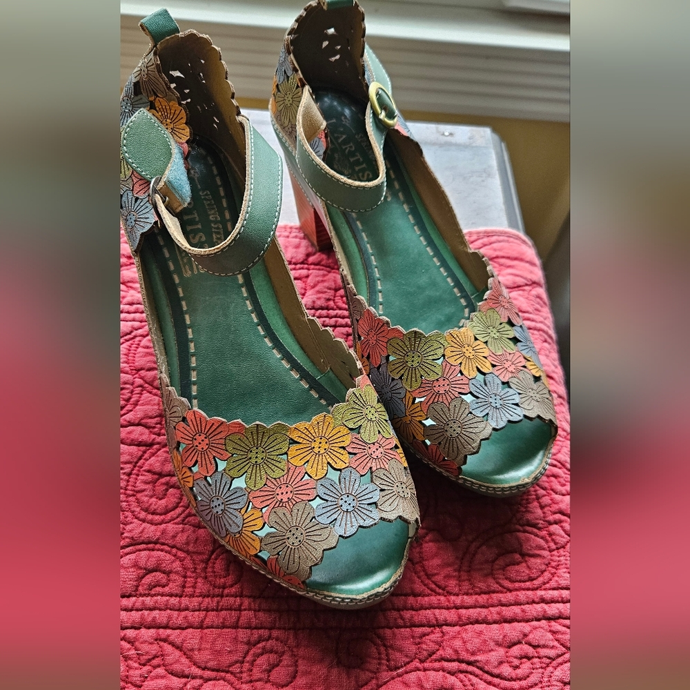 New L'Artiste Spring Step  Floral  Multi-Color Sandal